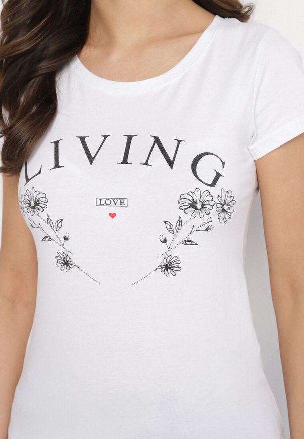 Born2be - Biały Bawełniany T-shirt z Napisem Living i Nadrukiem Commea. Okazja: na co dzień. Kolor: biały. Materiał: bawełna. Wzór: napisy, nadruk. Styl: elegancki, casual