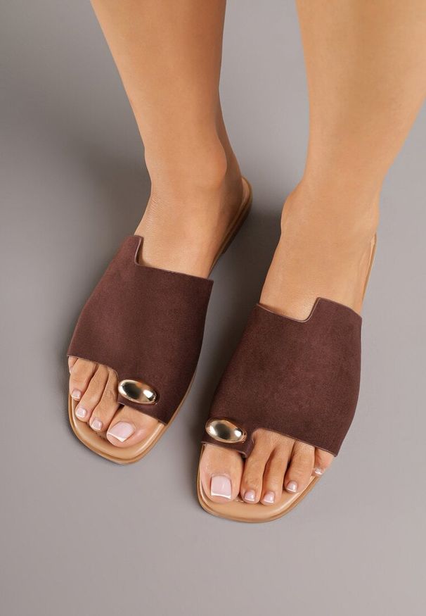 Born2be - Brązowe Klapki Vices Japonki z Metaliczną Ozdobą Arezelia. Okazja: na co dzień. Kolor: brązowy. Wzór: aplikacja. Styl: elegancki, casual