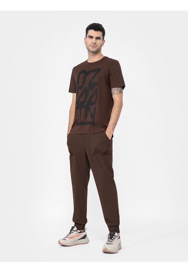 4f - Spodnie casual joggery męskie. Okazja: na co dzień. Kolor: brązowy. Materiał: tkanina. Styl: casual