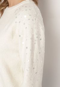 Born2be - Jasnobeżowy Sweter z Bawełną Ozdobiony Cekinami Ceana. Okazja: na co dzień. Kolor: beżowy. Materiał: bawełna. Długość rękawa: długi rękaw. Długość: długie. Wzór: aplikacja. Styl: elegancki, casual #6