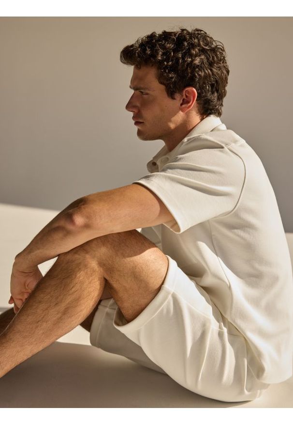 Reserved - Dresowe szorty regular fit - złamana biel. Materiał: dresówka