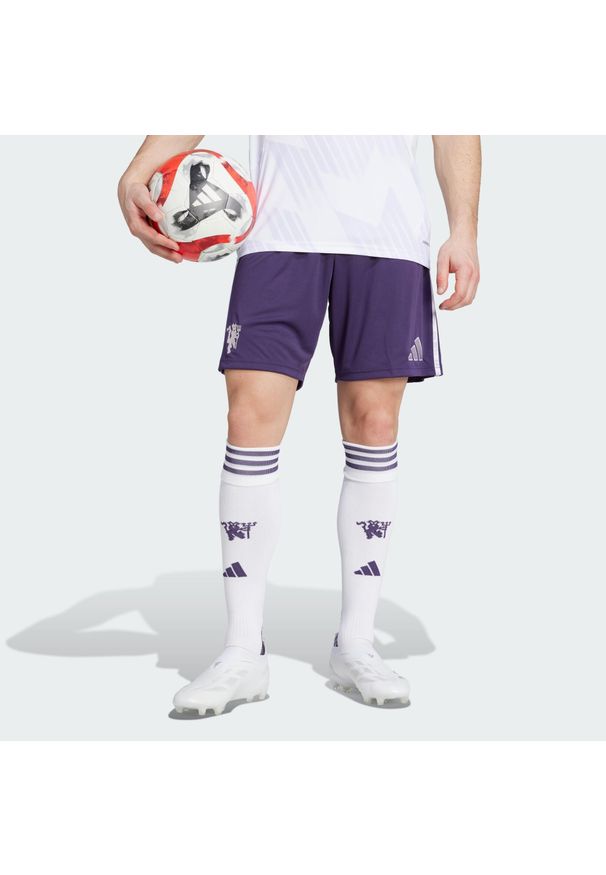 Adidas - Szorty wyjazdowe Manchester United 25/26. Kolor: fioletowy. Sport: piłka nożna