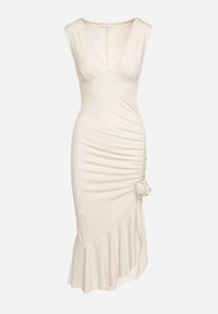 Born2be - Beżowa Dopasowana Sukienka Ozdobiona Falbaną i Kwiatkiem Mrivia. Okazja: na imprezę. Typ kołnierza: dekolt w kształcie V. Kolor: beżowy. Wzór: aplikacja, kwiaty. Styl: elegancki #4