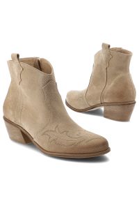 Botki damskie Armodo, cholewka ze skóry naturalnej zamszowej z dekoracyjnym przeszyciem inspirowanym stylem western, stabilny obcas o średniej wysoko. Kolor: beżowy. Materiał: zamsz, skóra. Szerokość cholewki: normalna. Obcas: na obcasie. Styl: elegancki. Wysokość obcasa: średni #5