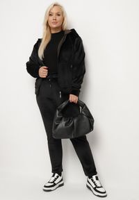 Born2be - Czarny Welurowy Komplet Dresowy z Polarem Spodnie i Bluza Seviona. Kolekcja: plus size. Kolor: czarny. Materiał: dresówka, polar, welur