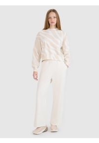 4f - 4F Bluza dresowa nierozpinana bez kaptura damska - biała M. Okazja: na co dzień. Typ kołnierza: bez kaptura. Kolor: biały. Materiał: dresówka. Wzór: motyw zwierzęcy, gładki, ze splotem. Styl: klasyczny, sportowy, casual