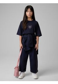 4f - 4F T-shirt loose z nadrukiem dziewczęcy - granatowy 134/140 (8-10 lat). Okazja: na co dzień, na uczelnię. Kolor: niebieski. Materiał: materiał, bawełna, jeans. Wzór: nadruk. Sezon: lato. Styl: casual, sportowy #1