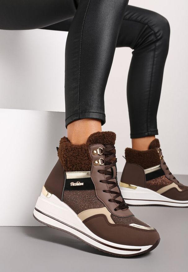 Renee - Brązowe Botki na Koturnie w Streetwearowym Stylu Ozdobione Futerkiem Arabelline. Okazja: na co dzień. Kolor: brązowy. Materiał: futro. Wzór: aplikacja. Obcas: na koturnie. Styl: klasyczny, elegancki, casual