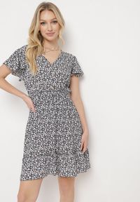Born2be - Czarno-Biała Sukienka Bawełniana z Gumką w Pasie i Drobnym Wzorem w Kwiaty Napenia. Okazja: na co dzień. Typ kołnierza: dekolt w kształcie V. Kolor: niebieski. Materiał: bawełna. Długość rękawa: krótki rękaw. Wzór: kwiaty. Typ sukienki: proste. Styl: casual, klasyczny #4
