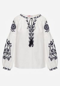 Renee - Biała Rustykalna Bluzka z Bawełny Zdobiona Haftem i Sznurkiem z Chwostami Marytea. Okazja: na co dzień. Kolor: biały. Materiał: bawełna. Długość: długie. Wzór: aplikacja, haft. Styl: casual, klasyczny #7