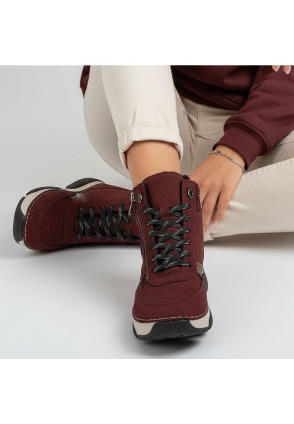 Czerwone Botki Rieker Ocieplane Buty Damskie. Okazja: na spacer, na co dzień. Zapięcie: sznurówki. Kolor: czerwony. Szerokość cholewki: normalna. Styl: casual, klasyczny