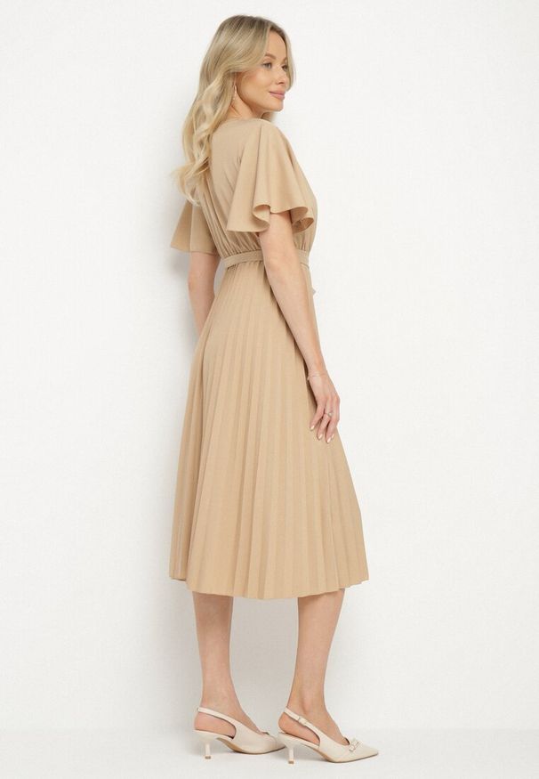 Born2be - Ciemnobeżowa Sukienka Plisowana z Dekoltem w V z Paskiem w Talii Zolseki. Okazja: na co dzień. Kolor: beżowy. Styl: klasyczny, casual
