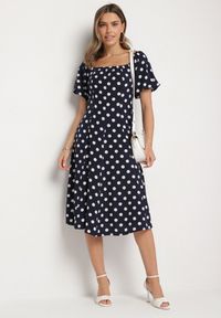 Born2be - Granatowa Rozkloszowana Sukienka Vices w Grochy z Dekoltem Typu Hiszpanka Zimina. Okazja: na co dzień. Typ kołnierza: dekolt hiszpanka. Kolor: niebieski. Materiał: skóra, materiał. Wzór: grochy. Typ sukienki: proste. Styl: casual, klasyczny #6