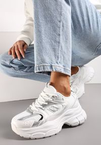 Renee - Białe Sneakersy na Grubej Podeszwie z Ozdobną Naszywką Svante. Kolor: biały. Materiał: jeans, dresówka. Wzór: aplikacja #1