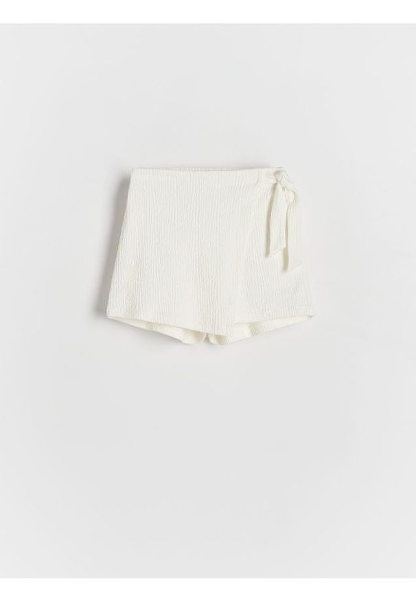 Reserved - Szorty imitujące spódnicę - złamana biel. Materiał: wiskoza, dzianina