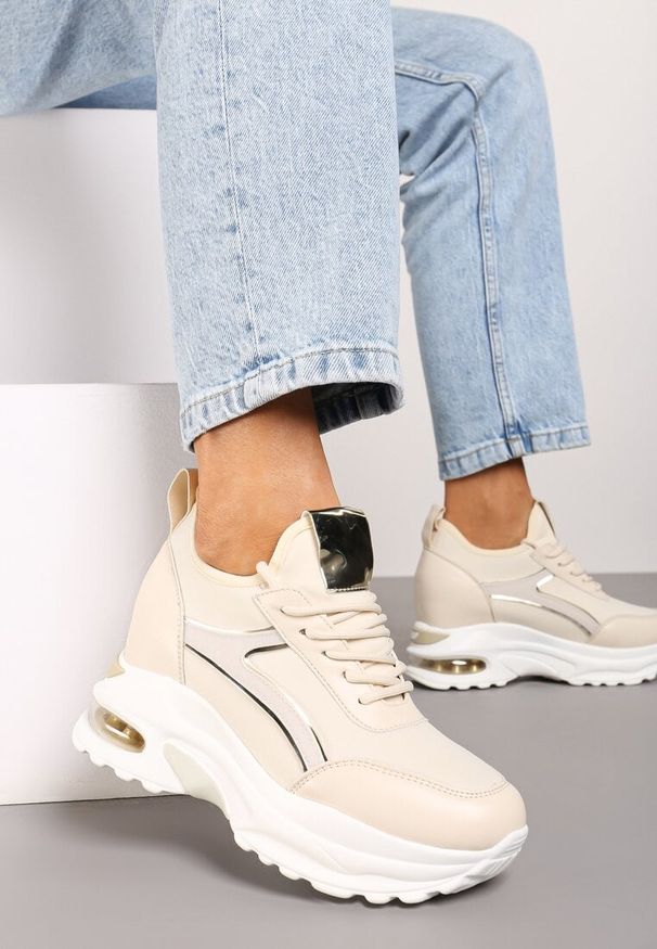 Born2be - Beżowe Sneakersy na Ukrytym Koturnie z Metalicznymi Wstawkami Vlivina. Okazja: na co dzień. Kolor: beżowy. Materiał: jeans. Obcas: na koturnie