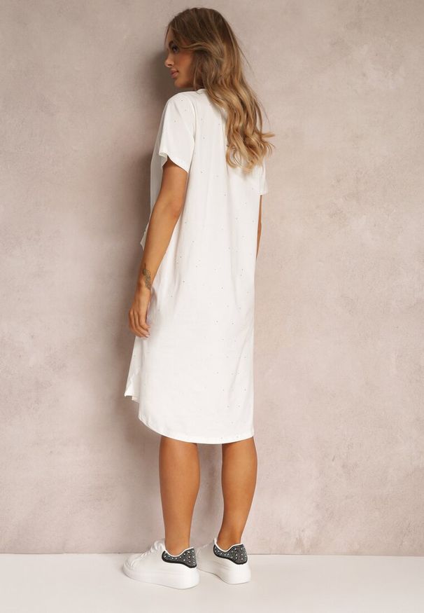 Renee - Biała Sukienka T-shirtowa Oversize z Rozcięciem Diasima. Kolor: biały. Wzór: aplikacja. Typ sukienki: oversize. Długość: mini