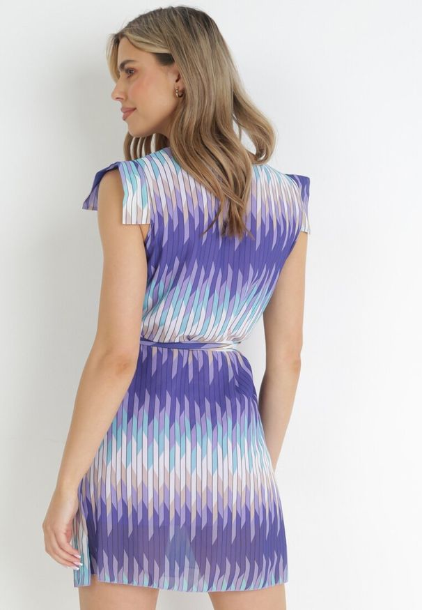 Born2be - Fioletowa Pudełkowa Sukienka z Wiązanym Paskiem Medille. Kolor: fioletowy. Materiał: materiał