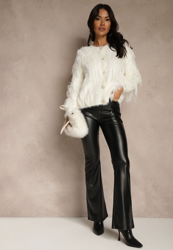 Renee - Jasnobeżowy Kardigan z Dzianiny z Wełną Imitującą Pióra z Perłowymi Guzikami Meviatta. Kolor: beżowy. Materiał: wełna, dzianina. Styl: glamour