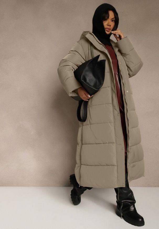 Renee - Zielona Długa Kurtka Zimowa z Pikowanymi Przeszyciami Kapturem i Suwakami Mevanesa. Okazja: na co dzień. Kolekcja: plus size. Kolor: beżowy. Materiał: zamsz, jeans. Długość: długie. Sezon: zima. Styl: casual, elegancki