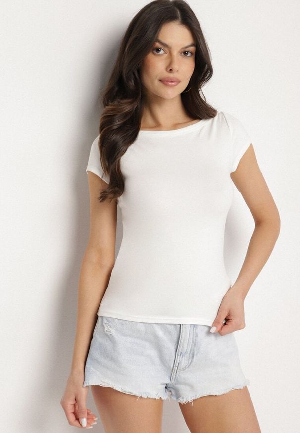 Born2be - Biały T-shirt z Bawełny o Dopasowanym Kroju z Dekoltem w Łódkę Galerissa. Kolor: biały. Materiał: bawełna. Styl: elegancki