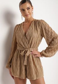 Born2be - Ciemnobeżowy Kombinezon o Kopertowym Kroju Zdobiony Błyszczącą Nitką i Wiązany w Pasie Venvina. Kolor: beżowy. Materiał: skóra. Wzór: aplikacja. Styl: elegancki #1