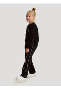 Reserved - Spodnie dresowe z lampasami - czarny. Kolor: czarny. Materiał: dresówka #1