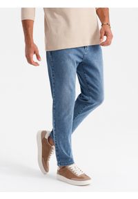 Ombre Clothing - Męskie jeansowe spodnie CARROT FIT z delikatnymi przetarciami – niebieskie V1. Okazja: na co dzień. Kolor: niebieski. Materiał: jeans. Wzór: aplikacja. Styl: casual
