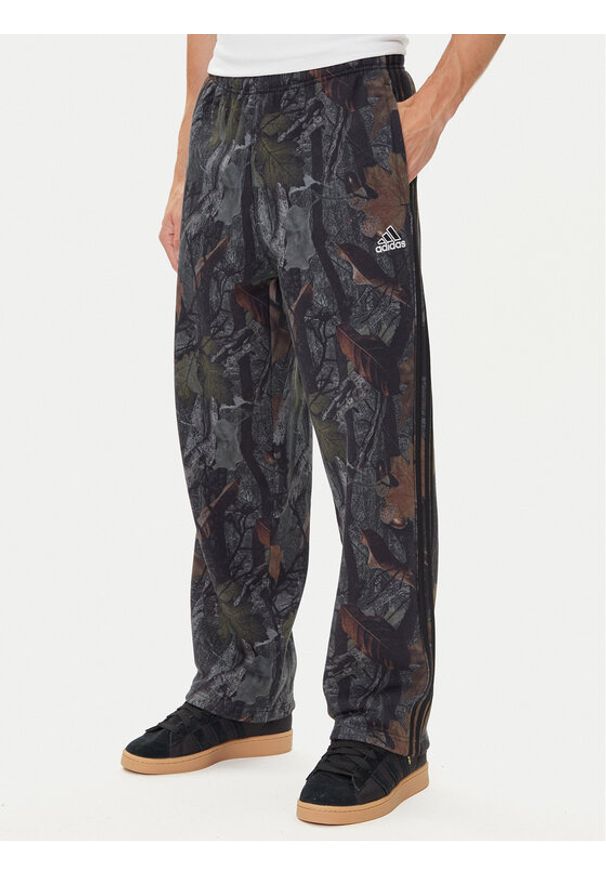 Adidas - adidas Spodnie dresowe Camo JY2773 Szary Loose Fit. Kolor: szary. Materiał: bawełna