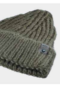 4f - Czapka beanie damska - khaki. Kolor: brązowy, wielokolorowy, oliwkowy. Materiał: dzianina, materiał, syntetyk. Sezon: zima. Styl: sportowy, klasyczny