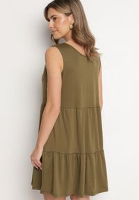 Born2be - Ciemnozielona Sukienka o Rozkloszowanym Kroju na Szerokich Ramiączkach z Guzikami Saniella. Okazja: na co dzień. Kolor: zielony. Długość rękawa: na ramiączkach. Typ sukienki: rozkloszowane. Styl: klasyczny, casual, elegancki #3