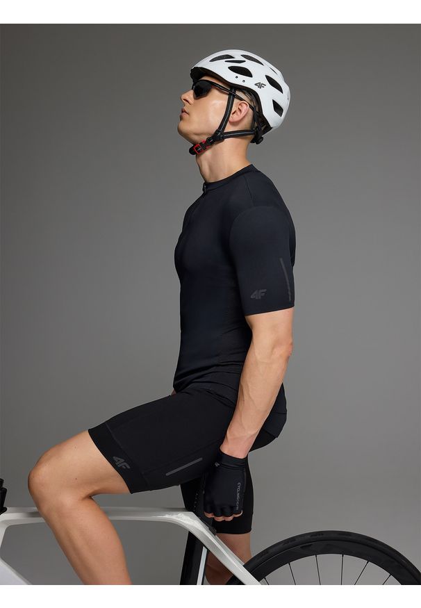 4f - 4F Koszulka rowerowa męska - czarna L. Typ kołnierza: kołnierzyk stójkowy. Kolor: czarny. Materiał: dzianina, włókno, materiał, syntetyk. Długość rękawa: krótki rękaw. Długość: krótkie. Wzór: gładki, ze splotem. Sport: kolarstwo