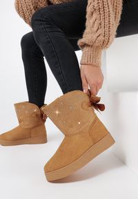 Born2be - Ciemnobeżowe Śniegowce Stikine. Wysokość cholewki: za kostkę. Zapięcie: bez zapięcia. Kolor: beżowy. Materiał: futro, materiał, satyna. Szerokość cholewki: szeroka #1