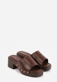 Renee - Brązowe Klapki na Platformie i Słupku Ozdobione Nitami po Bokach Wilevia. Okazja: na co dzień. Kolor: brązowy. Materiał: materiał. Wzór: aplikacja. Obcas: na platformie. Styl: casual, elegancki. Wysokość obcasa: średni #3