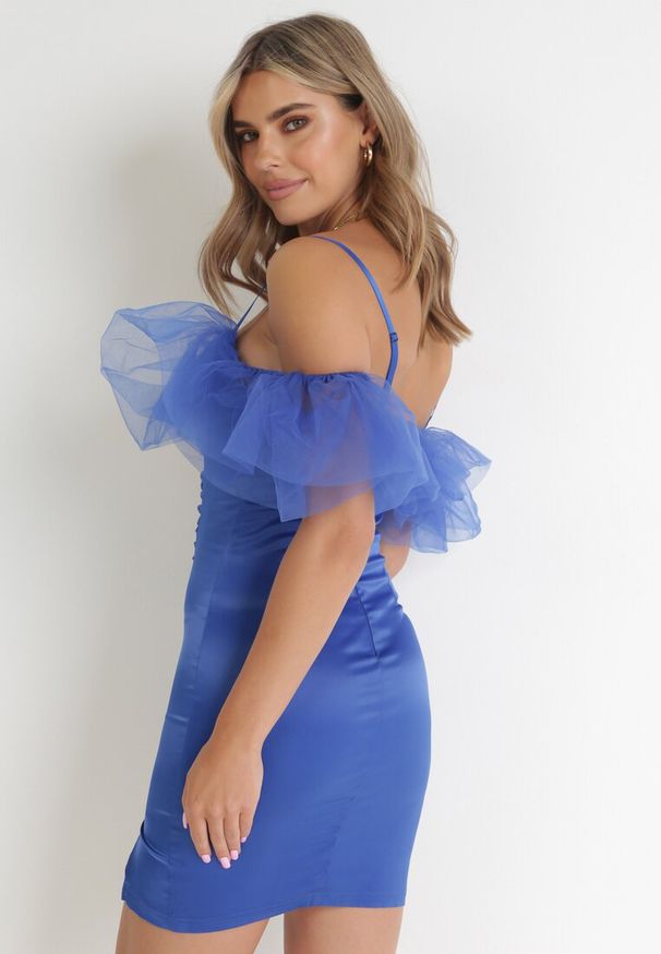 Born2be - Granatowa Sukienka Mini na Cienkich Ramiączkach z Falbankami Ghomia. Typ kołnierza: kołnierz z falbankami. Kolor: niebieski. Materiał: materiał. Długość rękawa: na ramiączkach. Długość: mini