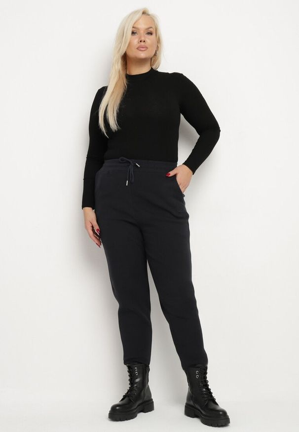 Born2be - Granatowe Spodnie Dresowe z Bawełną z Kieszeniami i Gumką w Talii Ocieplane Futerkiem Poleeti. Okazja: na co dzień. Kolekcja: plus size. Kolor: niebieski. Materiał: dresówka, bawełna, futro. Wzór: aplikacja. Styl: elegancki, casual