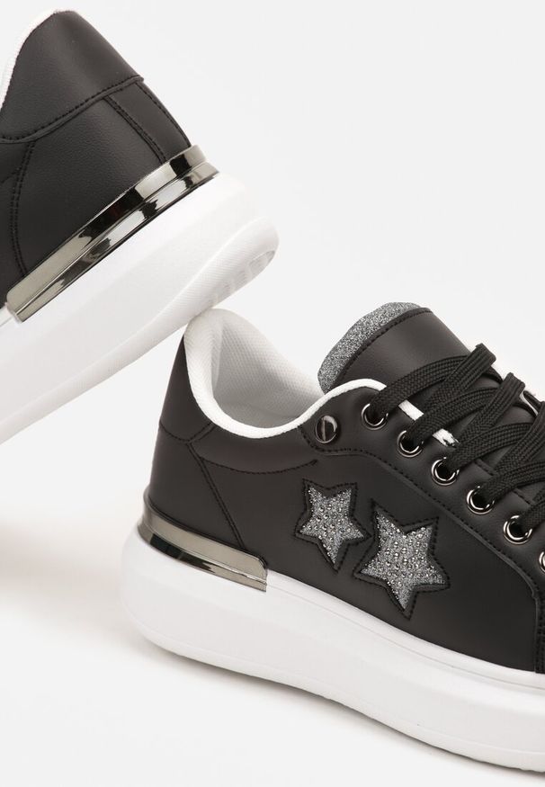 Renee - Czarne Sneakersy na Płaskiej Podeszwie Ozdobione Metalicznymi Elementami i Wstawkami Kalelia. Okazja: na co dzień. Kolor: czarny. Materiał: jeans. Wzór: aplikacja. Obcas: na płaskiej podeszwie