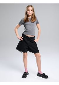 Sinsay - Bawełniane jeansy wykończone koronką - czarny. Kolor: czarny. Materiał: bawełna, jeans, koronka. Wzór: koronka #1