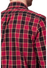 Wrangler - KOSZULA WRANGLER LS 1PKT BUTTON DOWN SALSA RED W5874NQWN. Typ kołnierza: button down. Kolor: czarny. Materiał: materiał #10