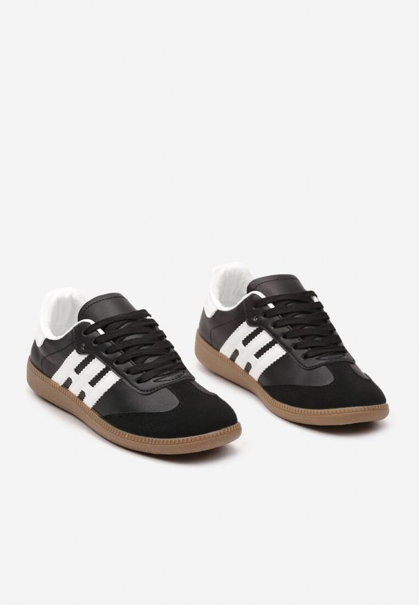 Born2be - Czarno-Białe Płaskie Klasyczne Sneakersy ze Sznurowaniem i Ozdobnymi Paskami Azamia. Okazja: na co dzień. Zapięcie: pasek. Kolor: czarny. Materiał: bawełna, jeans. Wzór: aplikacja