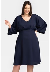 KARKO - Sukienka elegancka do pracy odcinana pod biustem TYCJANA granatowa PROMOCJA. Okazja: do pracy. Typ kołnierza: dekolt w kształcie V. Kolekcja: plus size. Kolor: niebieski. Materiał: tkanina, poliester, elastan, materiał. Sezon: lato. Typ sukienki: dla puszystych, rozkloszowane, szmizjerki. Styl: elegancki