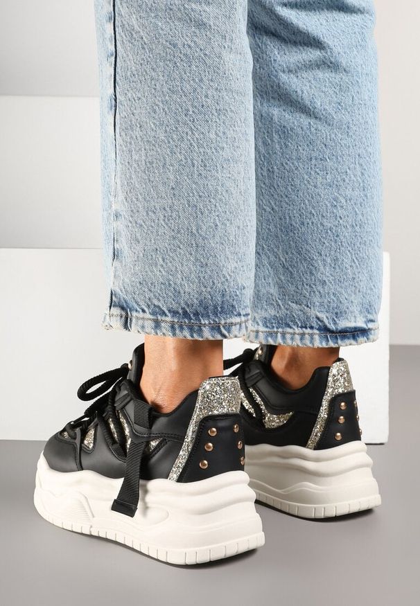 Born2be - Czarne Streetwearowe Sneakersy na Platformie z Brokatem i Aplikacjami Maivessa. Okazja: na co dzień. Kolor: czarny. Materiał: jeans. Wzór: aplikacja. Obcas: na platformie