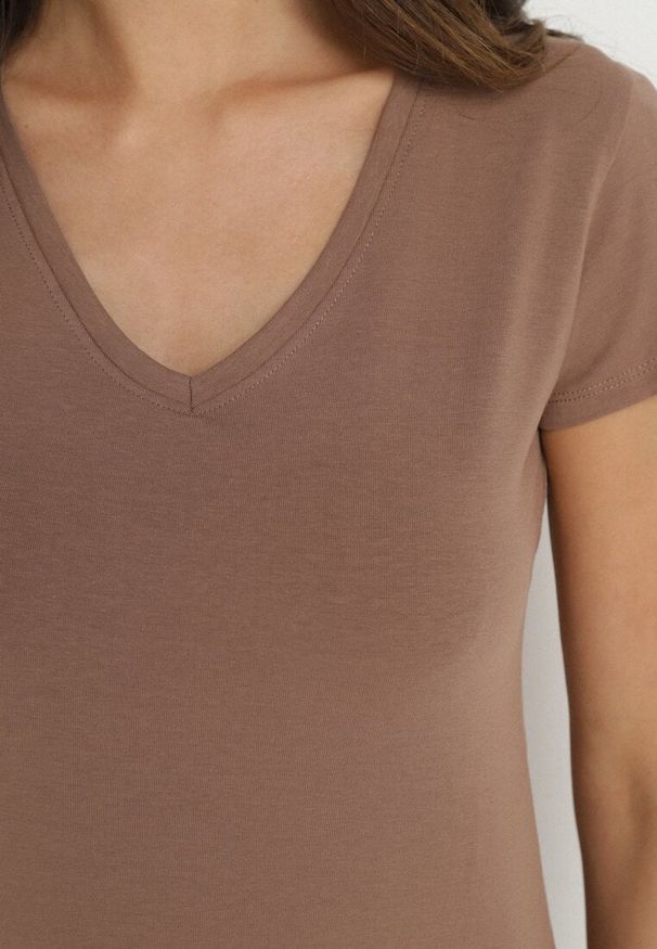 Born2be - Brązowy T-shirt z Bawełny z Dekoltem w Serek Liniviela. Okazja: na co dzień. Typ kołnierza: dekolt w serek. Kolor: brązowy. Materiał: bawełna. Styl: casual