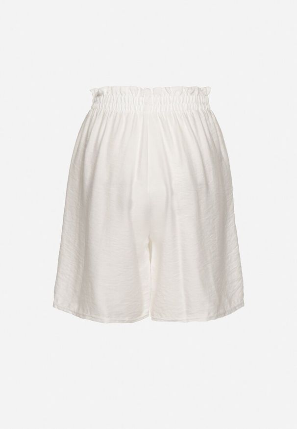 Born2be - Białe Wiskozowe Szorty z Wysokim Stanem i Paskiem Lumovelle. Okazja: na co dzień. Stan: podwyższony. Kolor: biały. Materiał: wiskoza. Styl: elegancki, casual