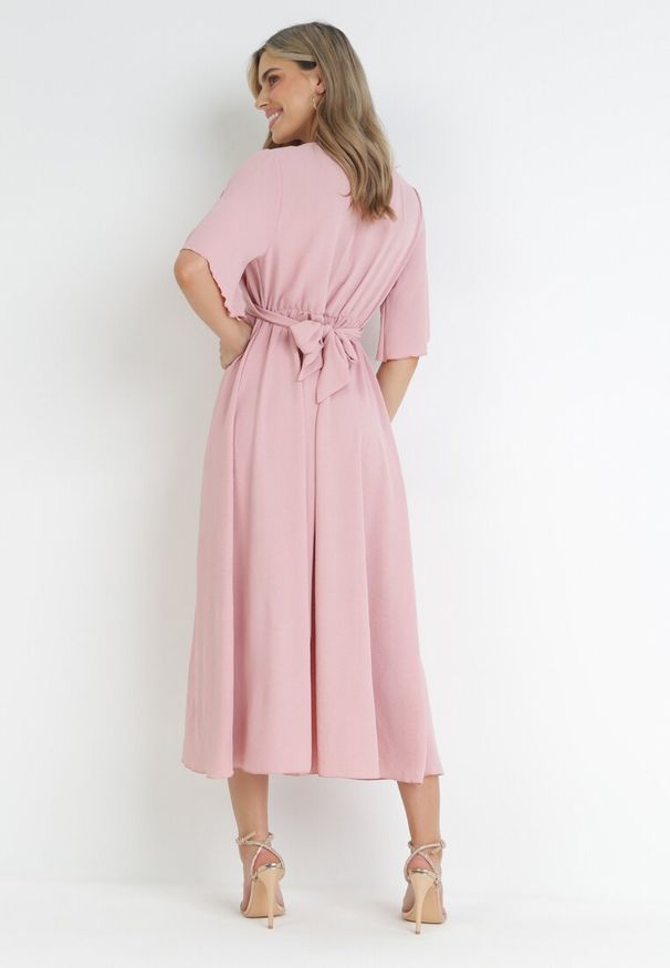 Born2be - Jasnoróżowa Sukienka Maxi z Ozdobnym Wiązaniem i Gumką w Talii Myrcella. Kolor: różowy. Długość: maxi