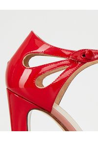 FRANCESCO RUSSO - Czerwone sandały na słupku. Zapięcie: pasek. Kolor: czerwony. Materiał: jeans, lakier. Wzór: aplikacja, kwiaty. Obcas: na słupku. Styl: retro, vintage. Wysokość obcasa: wysoki #3