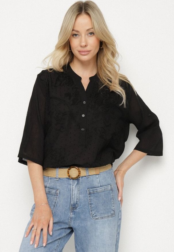 Born2be - Czarna Haftowana Koszula z Bawełny z Podwijanymi Rękawami Aradwena. Okazja: na co dzień. Typ kołnierza: kołnierzyk klasyczny. Kolor: czarny. Materiał: bawełna. Wzór: haft. Styl: klasyczny, casual, elegancki