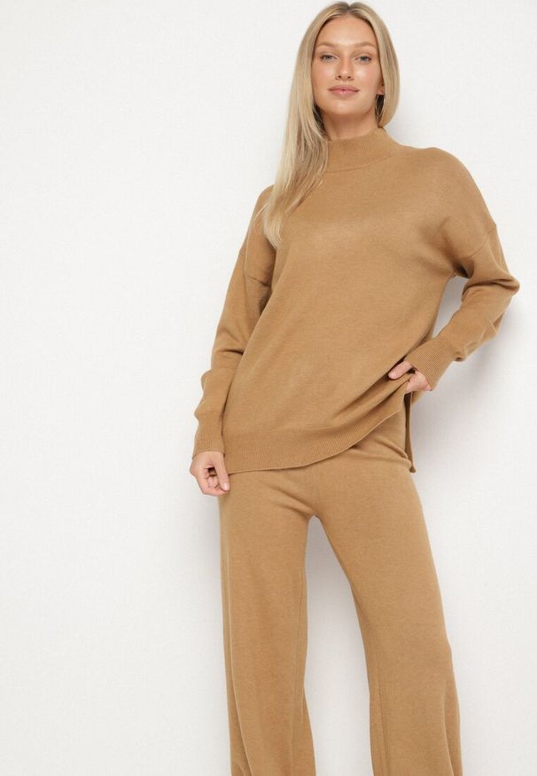 Born2be - Beżowy Dzianinowy Komplet z Wełną Sweter z Półgolfem i Szerokie Spodnie Lanerra. Kolor: beżowy. Materiał: dzianina, wełna. Sport: turystyka piesza
