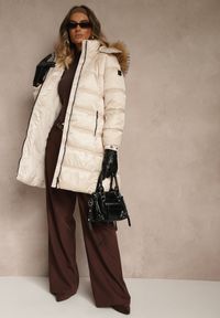 Renee - Beżowa Pikowana Kurtka o Długim Fasonie z Odpinanym Kapturem z Futerkiem Fenalda. Okazja: na spacer. Kolor: beżowy. Materiał: futro. Długość: długie. Styl: elegancki #8