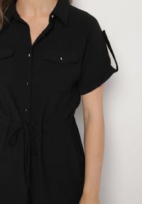 Born2be - Czarny Kombinezon o Koszulowym Kroju z Krótkim Rękawem i Wiązaniem w Talii Mareriela. Kolor: czarny. Długość rękawa: krótki rękaw. Długość: krótkie. Sezon: wiosna, lato #4